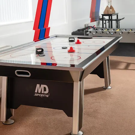 Holiday home Four Oaks House *