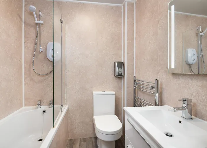 Holiday home Four Oaks House *